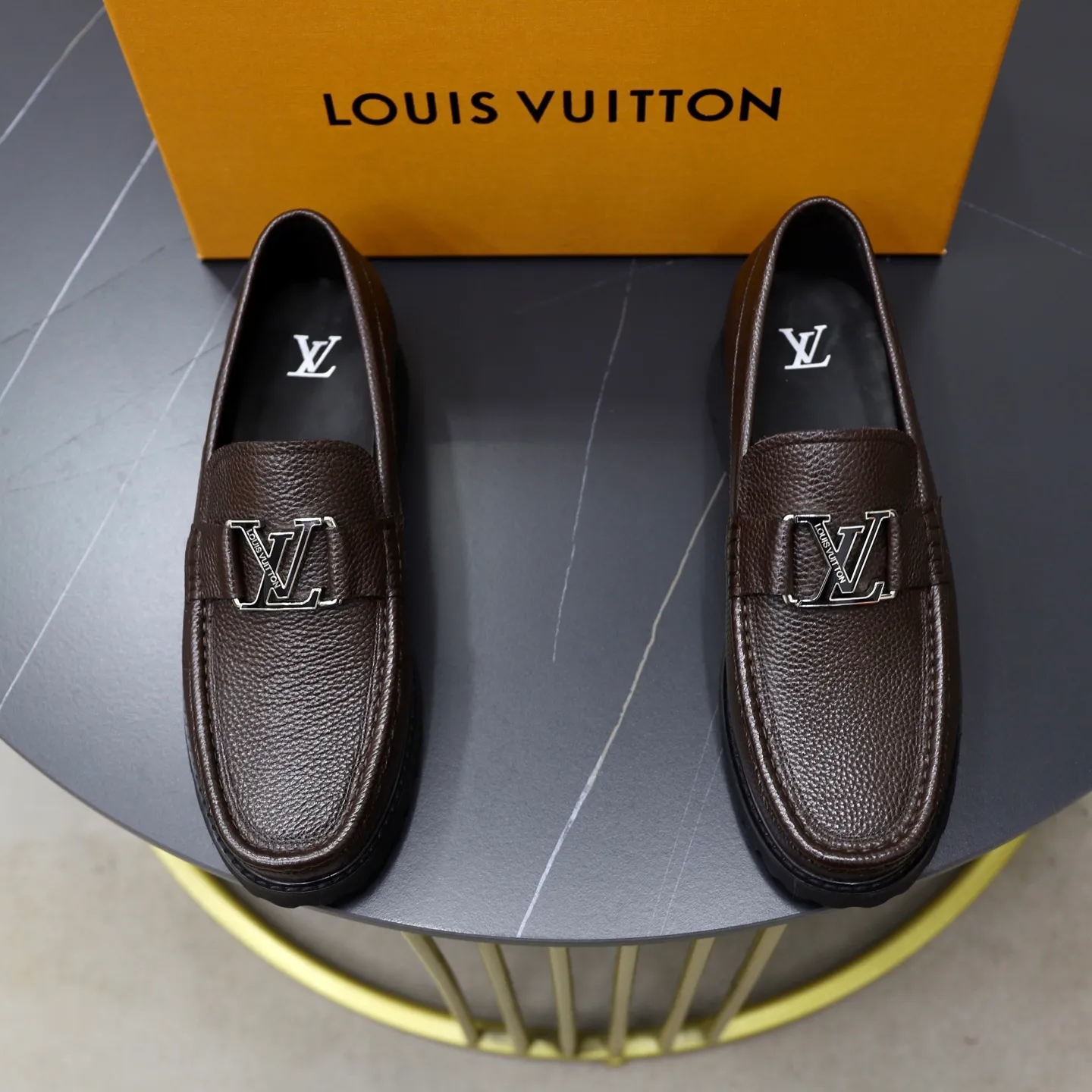 Ex-factory price: 600💰Louis Vuitton LV men's classic Oxford shoes, men's business formal boutique leather shoes, classic style, almond kernel exquisite toe, ultimate art, the whole shoe is made of imported cow leather (open edge beads), carefully selected, fine pores, excellent gloss, soft texture, strong toughness, durable and not easy to deform, apricot fetal cowhide leather lining, soft and comfortable, sweat-absorbent and breathable. Foam outsole, original box and dust bag packaging! Size: 38–44 (45/46 customized)